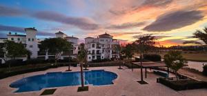 Exclusive Silent & Sunny Top Floor Apartement, 2 Pools & Golfview