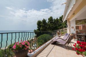 Poseidon Seafront Apartment by RentalsPro - Siviri Halkidiki