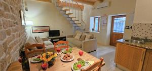 Lovely stone cottage, 100m to beach, in heart of Old Town -Noa Cottage