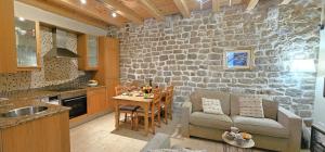 Lovely stone cottage, 100m to beach, in heart of Old Town -Noa Cottage