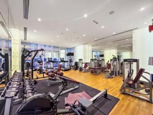 Dubai 2BR Flat, Marina Views, Pool Access, Parking, Walk to Mall