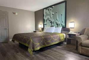 King Room - Mobility Access/Non-Smoking room in Super 8 by Wyndham Monroe