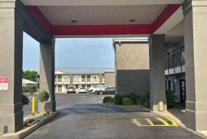 Super 8 by Wyndham Monroe