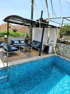 Villa Vi apartmen in a villa with a swimming pool