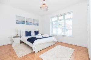 VIEWPOINT 2 by BOURNECOAST - A Clifftop Apartment with PANORAMIC Sea Views and Balcony - FM6182