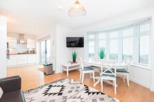 VIEWPOINT 2 by BOURNECOAST - A Clifftop Apartment with PANORAMIC Sea Views and Balcony - FM6182