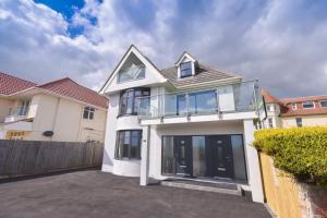VIEWPOINT 2 by BOURNECOAST - A Clifftop Apartment with PANORAMIC Sea Views and Balcony - FM6182