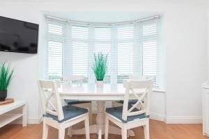 VIEWPOINT 2 by BOURNECOAST - A Clifftop Apartment with PANORAMIC Sea Views and Balcony - FM6182