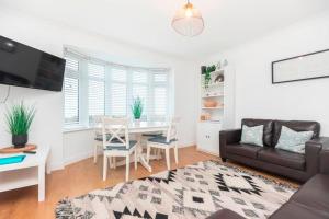 VIEWPOINT 2 by BOURNECOAST - A Clifftop Apartment with PANORAMIC Sea Views and Balcony - FM6182