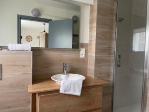 Hotels Hotel Aux Tamaris : photos des chambres