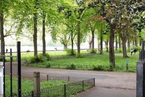 Stunning London Flat with Lush Garden - Steps to Park by The River Thames