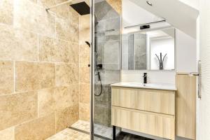 Côté Palais avec Climatisation - Fibre & Netflix - Spacieux en rez-de-chaussée