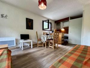 Studio avec coin montagne - 4 pers, à 100m des télécabines, piscine, parking, casier à ski - FR-1-330F-94