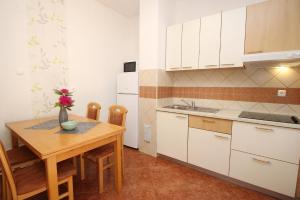Modern eingerichtete Apartment im Erdgeschoss ideal für Famillien mit Kinder im Zentrum von Baska