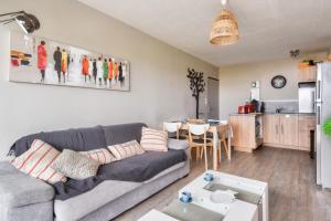 Vue sur mer et pieds dans leau