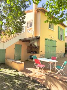 Écrin de nature , centre-ville et campagne, appart 2 chambres, grand jardin, en Provence verte