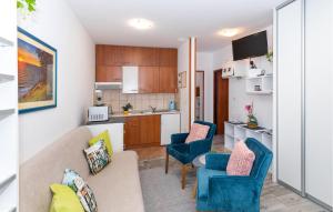 2 Bedroom Lovely Apartment In Ploce