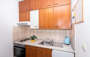 2 Bedroom Lovely Apartment In Ploce