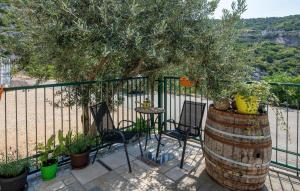 2 Bedroom Lovely Apartment In Ploce