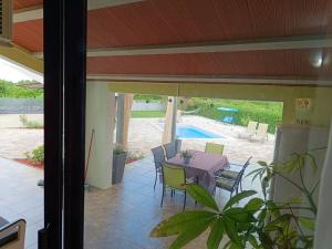 Green Oasis Near Barban - A House with a Pool, pet frendly