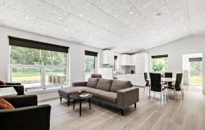 3 Bedroom Cozy Home In Farsø