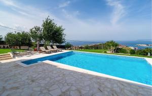 Six-Bedroom Holiday Home In Podstrana