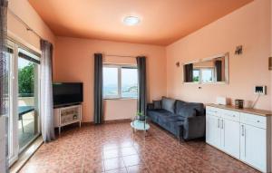 Six-Bedroom Holiday Home In Podstrana