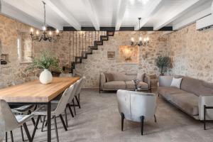 Holiday house Mara with 4 bedrooms, private pool, summer kitchen, panoramic valley views