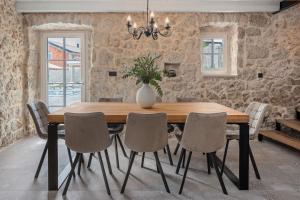 Holiday house Mara with 4 bedrooms, private pool, summer kitchen, panoramic valley views