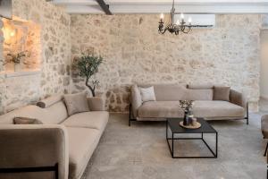 Holiday house Mara with 4 bedrooms, private pool, summer kitchen, panoramic valley views