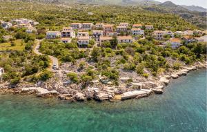 3 Bedroom Gorgeous Apartment In Prizna 