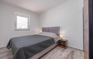 3 Bedroom Gorgeous Apartment In Prizna