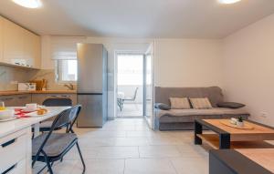 3 Bedroom Lovely Apartment In Mandre 