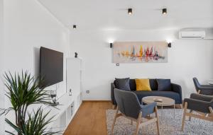 2 Bedroom Beautiful Apartment In Sibenik 