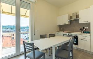 3 Bedroom Cozy Apartment In Scandicci