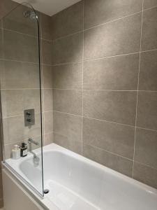 Penthouse height Flat, City View Balcony, Quiet, Free Wifi, Gym & More Minimalistic Home