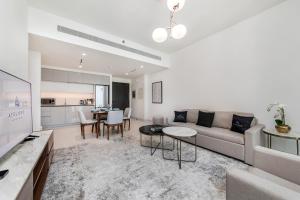 Chic Apartments in Marina Vista Emaar Beachfront