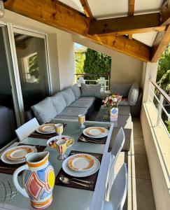 Villa provençale avec vue mer, proche centre ville et plages.