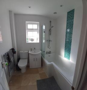 Arundel Central Apartment with parking