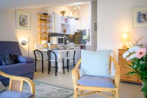 Apartment with 3 windows overlooking the port of St Martin de Ré