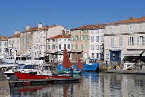 Apartment with 3 windows overlooking the port of St Martin de Ré