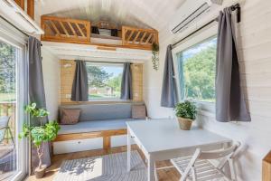 Rode Tiny House met zwembad