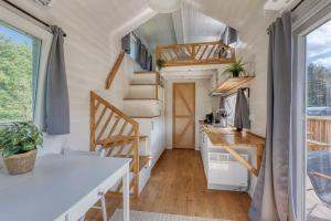 Rode Tiny House met zwembad