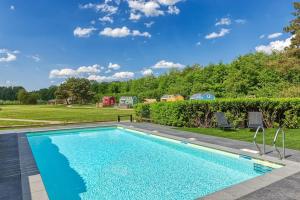 Rode Tiny House met zwembad