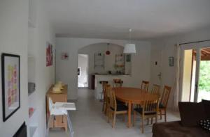 Maison charmante avec piscine et jardin à Robiac-Rochessadoule