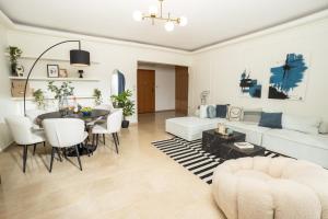 Champagne Sea View Apartment by BiNoBi!