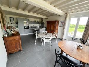 Maisons de vacances La maison des ecuyers avec grand jardin et barbecue : photos des chambres