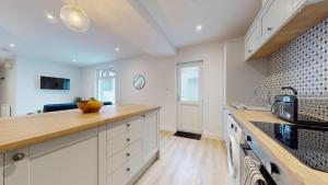 Cohost Partners Modern 2BR Duplex Fast WiFi