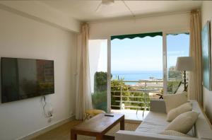 Light-filled apartment with sea views