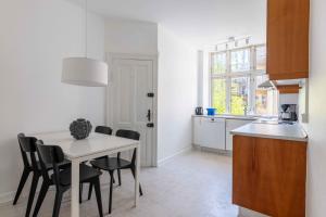 NEW charming apt in City Center